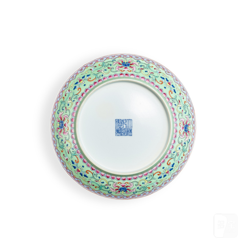 A green-ground famille-rose 'lotus' dish, Seal mark and period of Qianlong | 清乾隆 綠地粉彩纏枝蓮紋盤 《大清乾隆年製》款 - 图2